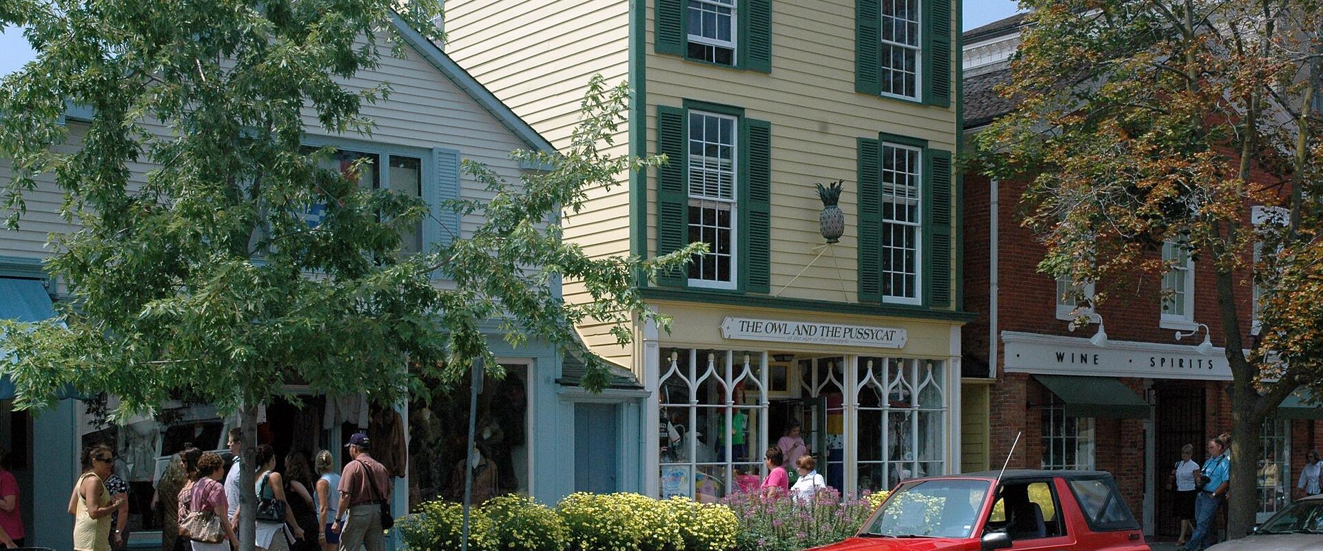 Shops along Queen Street in Niagara-on-the-Lake