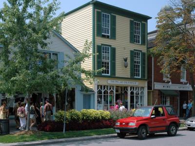 Shops along Queen Street in Niagara-on-the-Lake