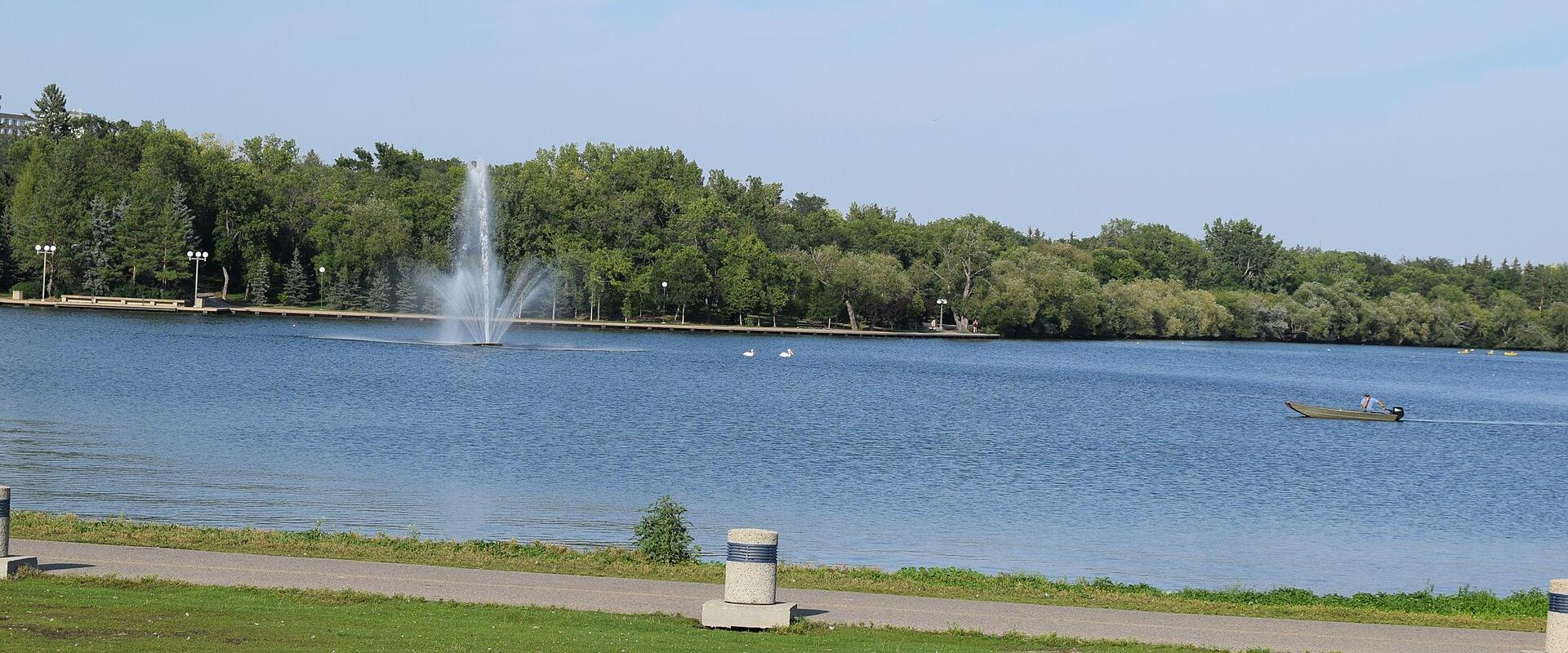 Wascana Lake and its fountain in Wascana Centre, Regina