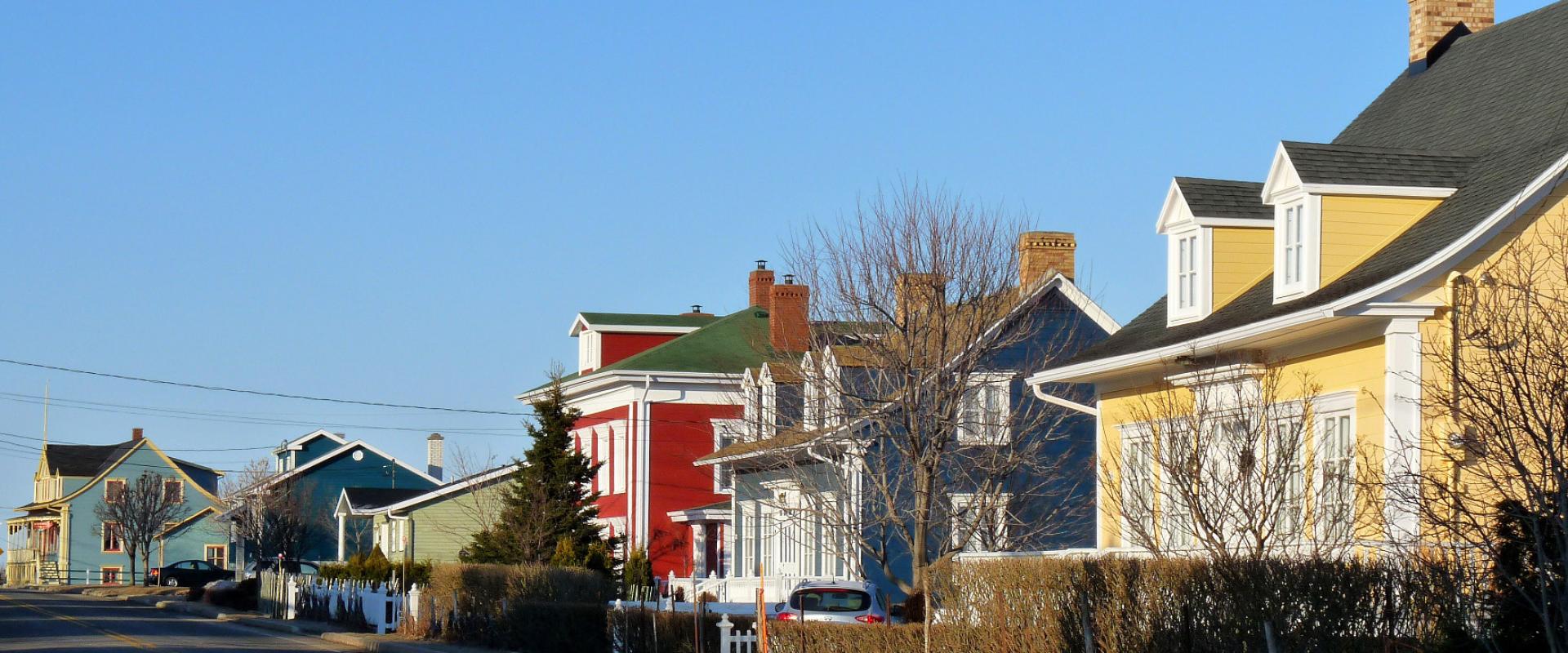 Colourful heritage houses along the Route des Navigateurs in Kamouraska