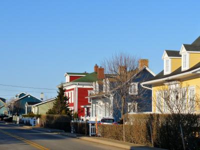 Colourful heritage houses along the Route des Navigateurs in Kamouraska